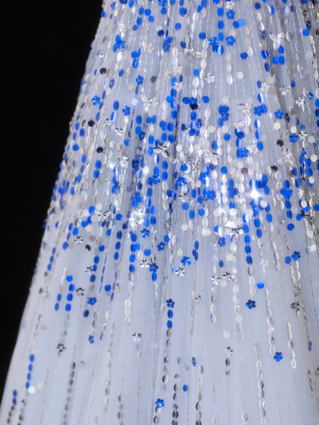 Elegantes, langes A-Linien-Abendkleid im Stil der 1950er Jahre mit Herzausschnitt, blau-weißen Pailletten und Perlen, SA067