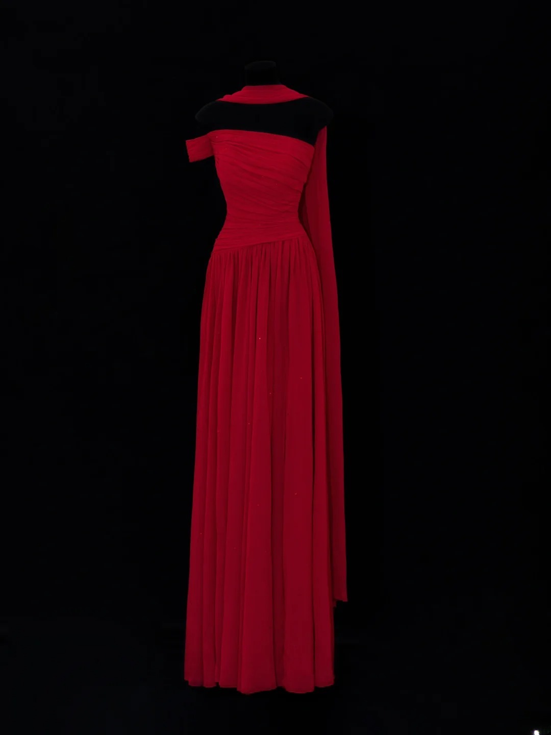 Robe de bal longue élégante style années 50, coupe trapèze, asymétrique, en mousseline rouge plissée, SA071
