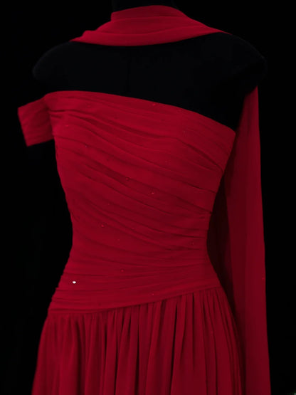 Robe de bal longue élégante style années 50, coupe trapèze, asymétrique, en mousseline rouge plissée, SA071