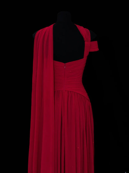 Robe de bal longue élégante style années 50, coupe trapèze, asymétrique, en mousseline rouge plissée, SA071