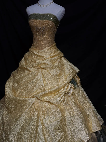 Süßes Ballkleid, trägerlos, ärmellos, Gold mit Rüschen, Blumen, langes Quinceañera-Kleid, vestido de 15 de cenicienta RB3468
