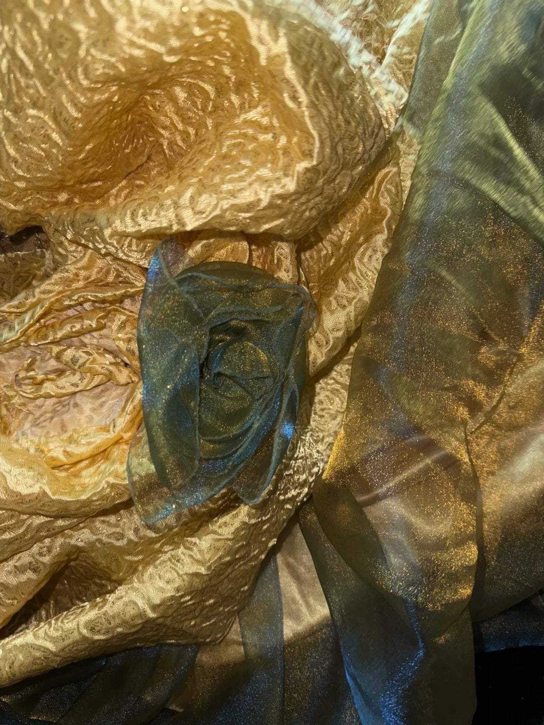 Süßes Ballkleid, trägerlos, ärmellos, Gold mit Rüschen, Blumen, langes Quinceañera-Kleid, vestido de 15 de cenicienta RB3468