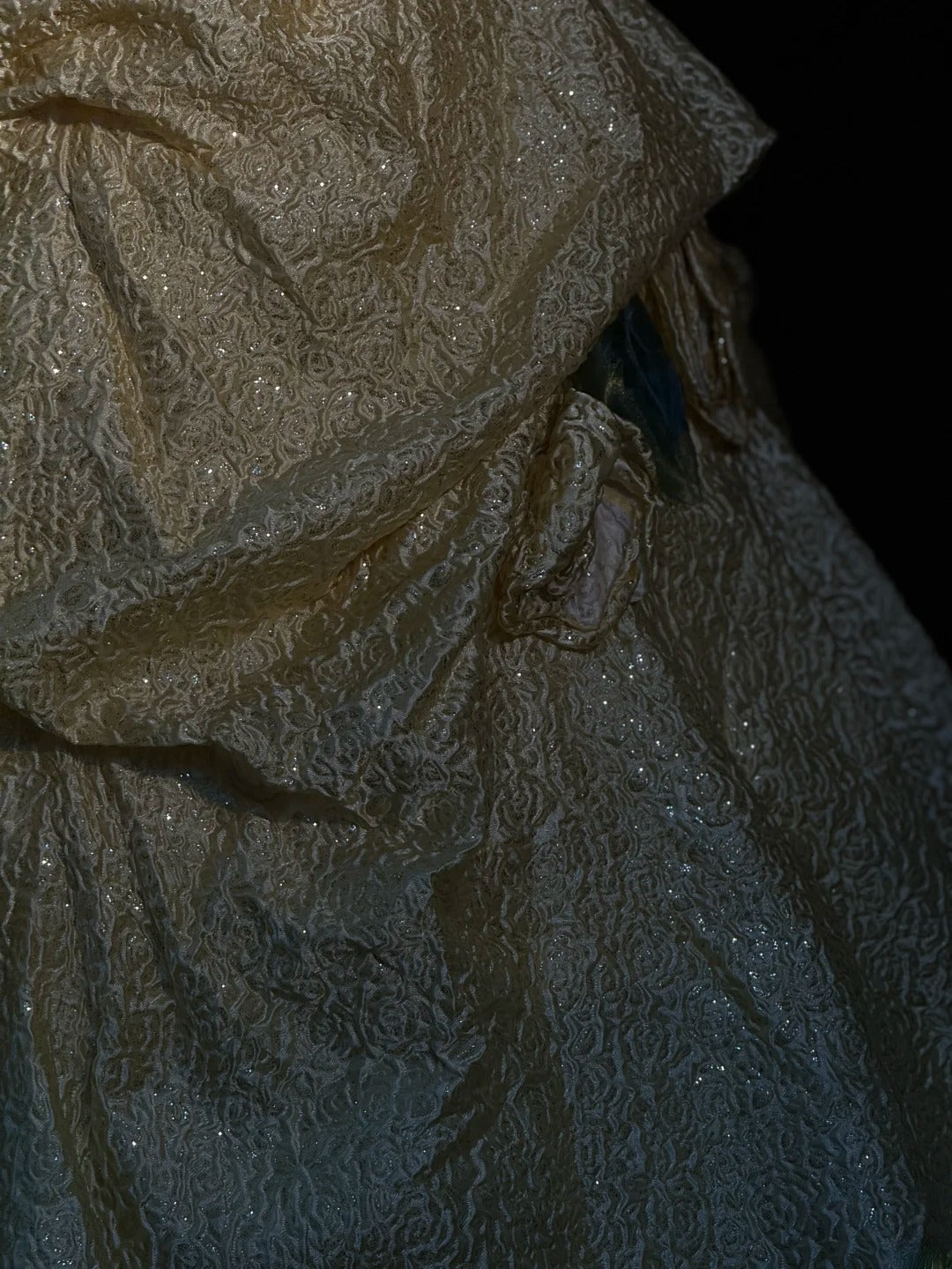 Süßes Ballkleid, trägerlos, ärmellos, Gold mit Rüschen, Blumen, langes Quinceañera-Kleid, vestido de 15 de cenicienta RB3468