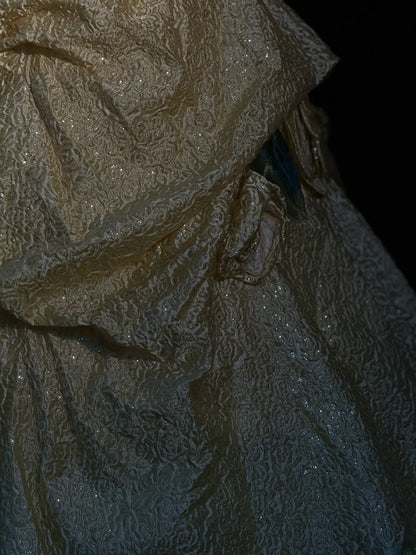 Süßes Ballkleid, trägerlos, ärmellos, Gold mit Rüschen, Blumen, langes Quinceañera-Kleid, vestido de 15 de cenicienta RB3468