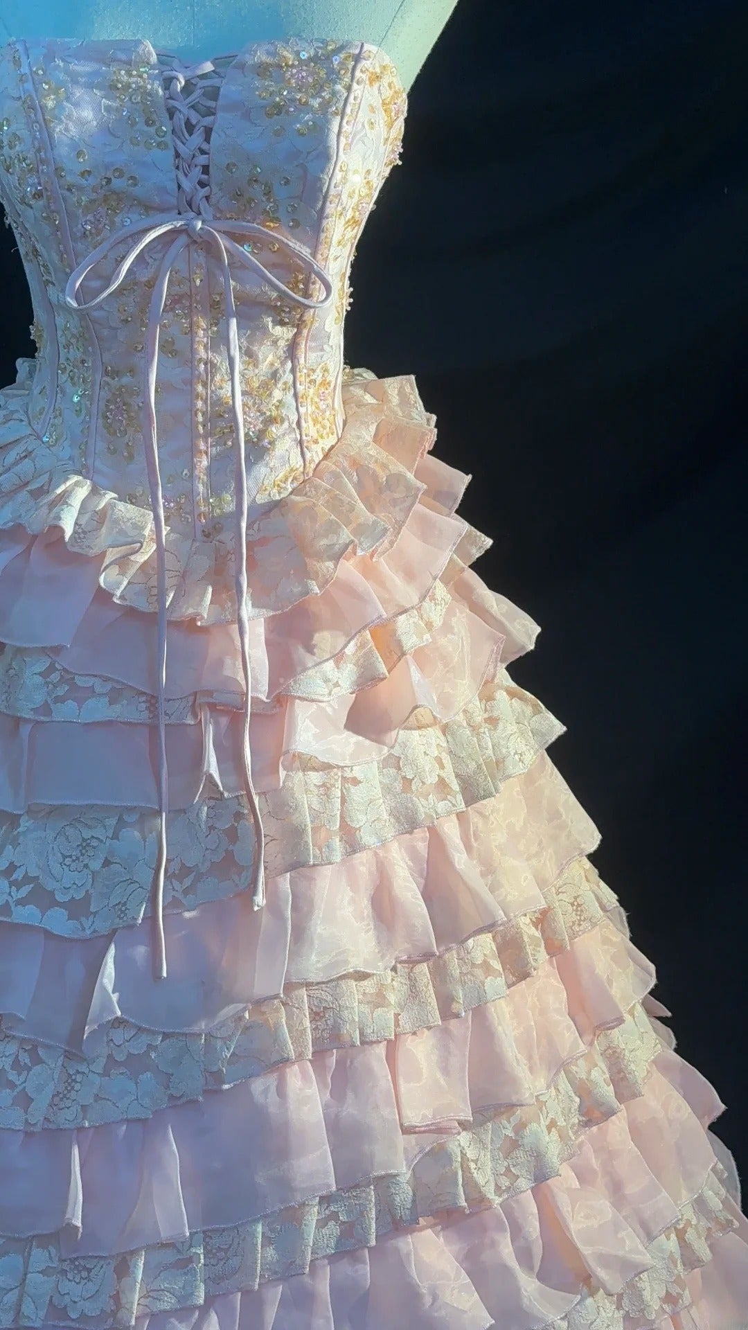 Prinzessin Ballkleid Trägerlos Ärmellos Pink Gestuft Mit Rüschen Blumen Langes Quinceanera Kleid vestido de 15 de cenicienta RB3469