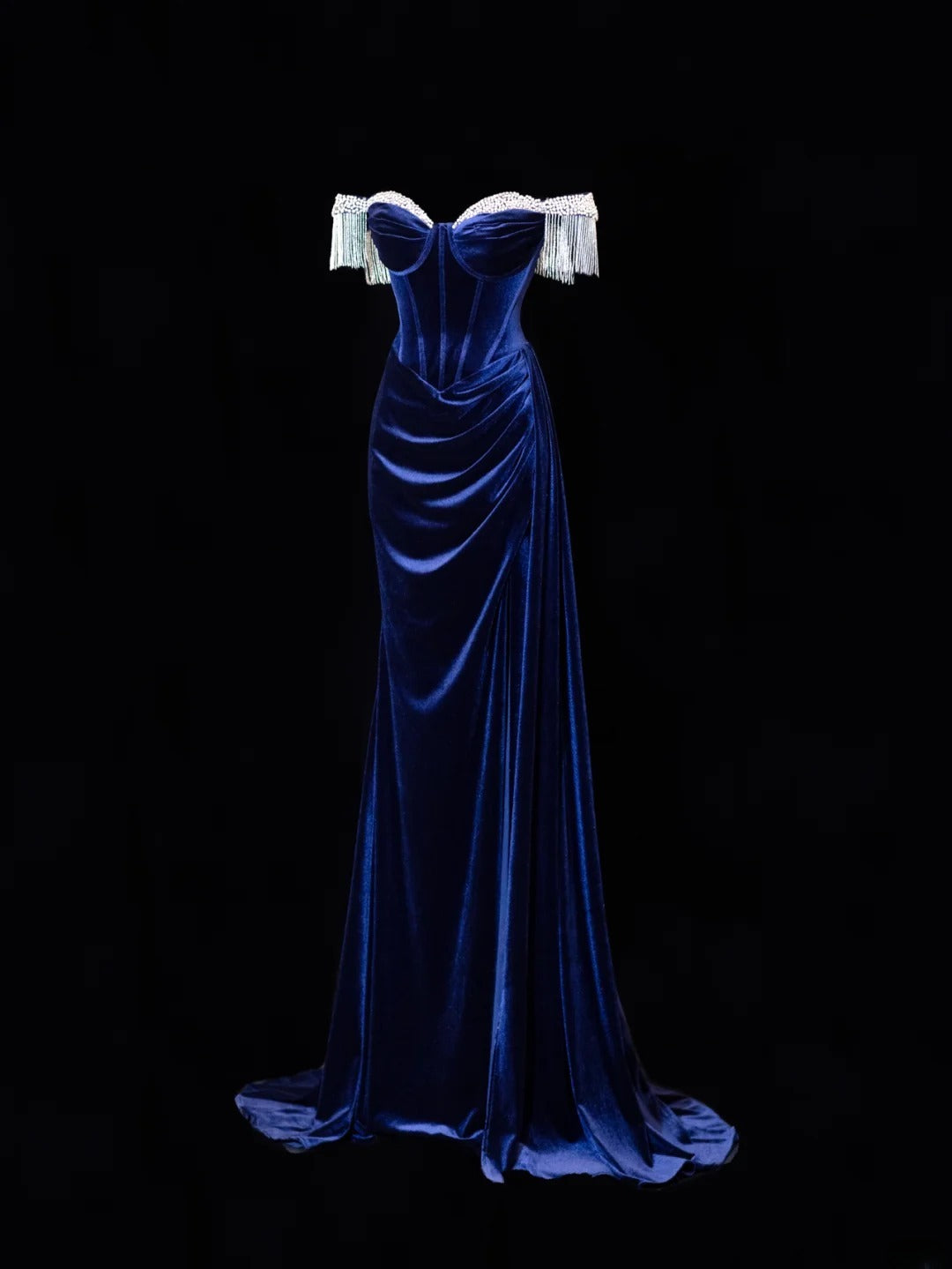 Elegantes, formelles Meerjungfrauen-Kleid aus schulterfreiem, königsblauem Samt mit Perlenbesatz – ein beeindruckendes langes Ballkleid oder Abendkleid SA077
