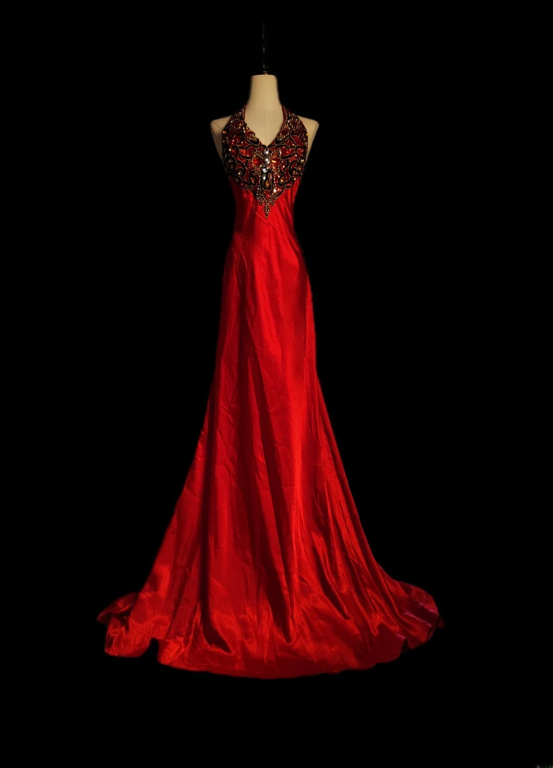 Robe de soirée longue rouge en satin, coupe trapèze, dos nu et perles, inspirée pour le bal de fin d'année AS077