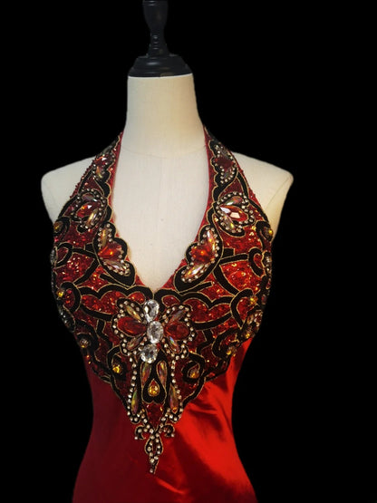 Robe de soirée longue rouge en satin, coupe trapèze, dos nu et perles, inspirée pour le bal de fin d'année AS077