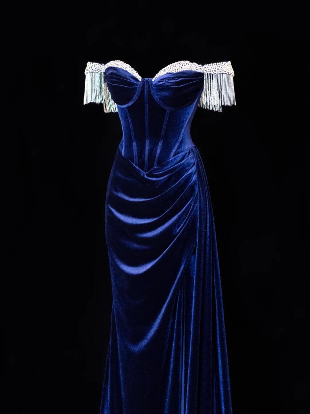 Elegantes, formelles Meerjungfrauen-Kleid aus schulterfreiem, königsblauem Samt mit Perlenbesatz – ein beeindruckendes langes Ballkleid oder Abendkleid SA077