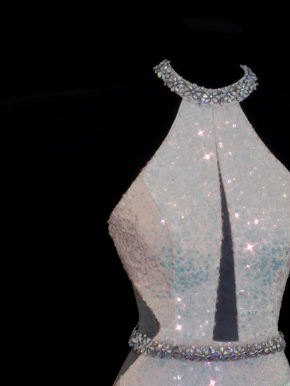 Elegantes Meerjungfrauen-Abendkleid im Stil der 1950er Jahre: Hochgeschlossenes, weißes Paillettenkleid mit hohem Kragen, rückenfrei, ideal für festliche Anlässe und Partys (SA079).