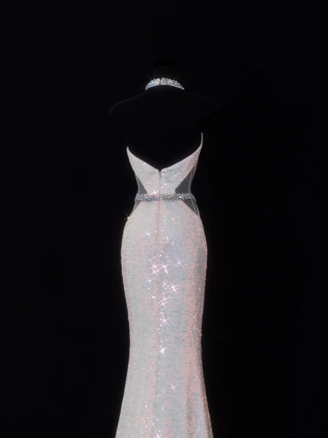 Elegantes Meerjungfrauen-Abendkleid im Stil der 1950er Jahre: Hochgeschlossenes, weißes Paillettenkleid mit hohem Kragen, rückenfrei, ideal für festliche Anlässe und Partys (SA079).