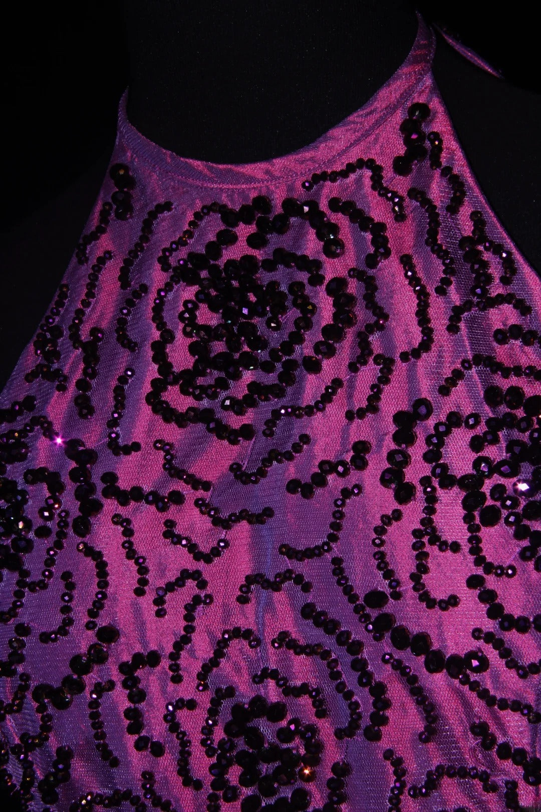 Niedliches kurzes Ballkleid mit Neckholder aus weinrotem Taft mit Perlen, ideal für den 18. Geburtstag, den Abschlussball oder als Cocktailkleid (AS079)