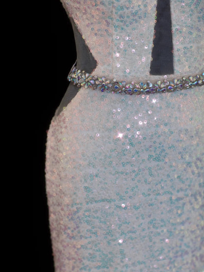 Elegantes Meerjungfrauen-Abendkleid im Stil der 1950er Jahre: Hochgeschlossenes, weißes Paillettenkleid mit hohem Kragen, rückenfrei, ideal für festliche Anlässe und Partys (SA079).