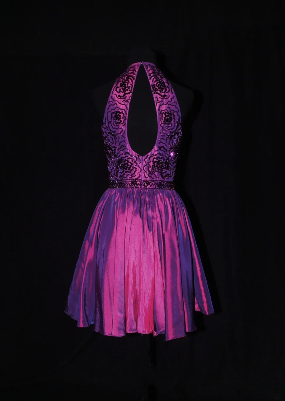Niedliches kurzes Ballkleid mit Neckholder aus weinrotem Taft mit Perlen, ideal für den 18. Geburtstag, den Abschlussball oder als Cocktailkleid (AS079)