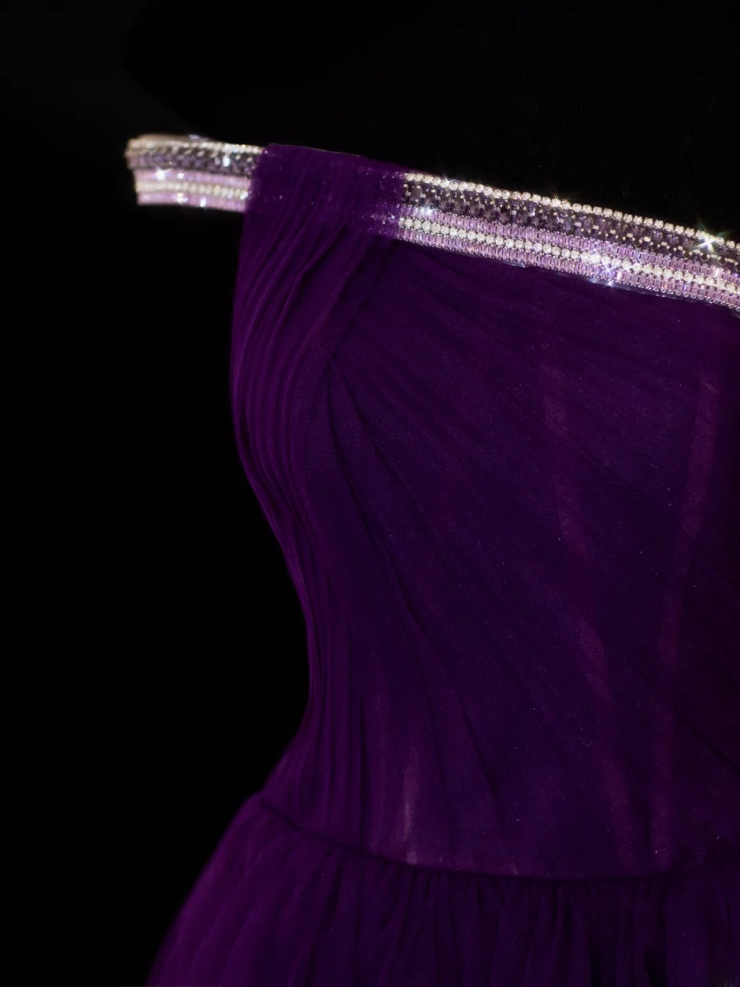 Elegantes, schulterfreies, lila Tüllkleid im A-Linien-Stil der 1950er Jahre mit Perlen und Falten – ein beeindruckendes langes Ballkleid oder Abendkleid SA081