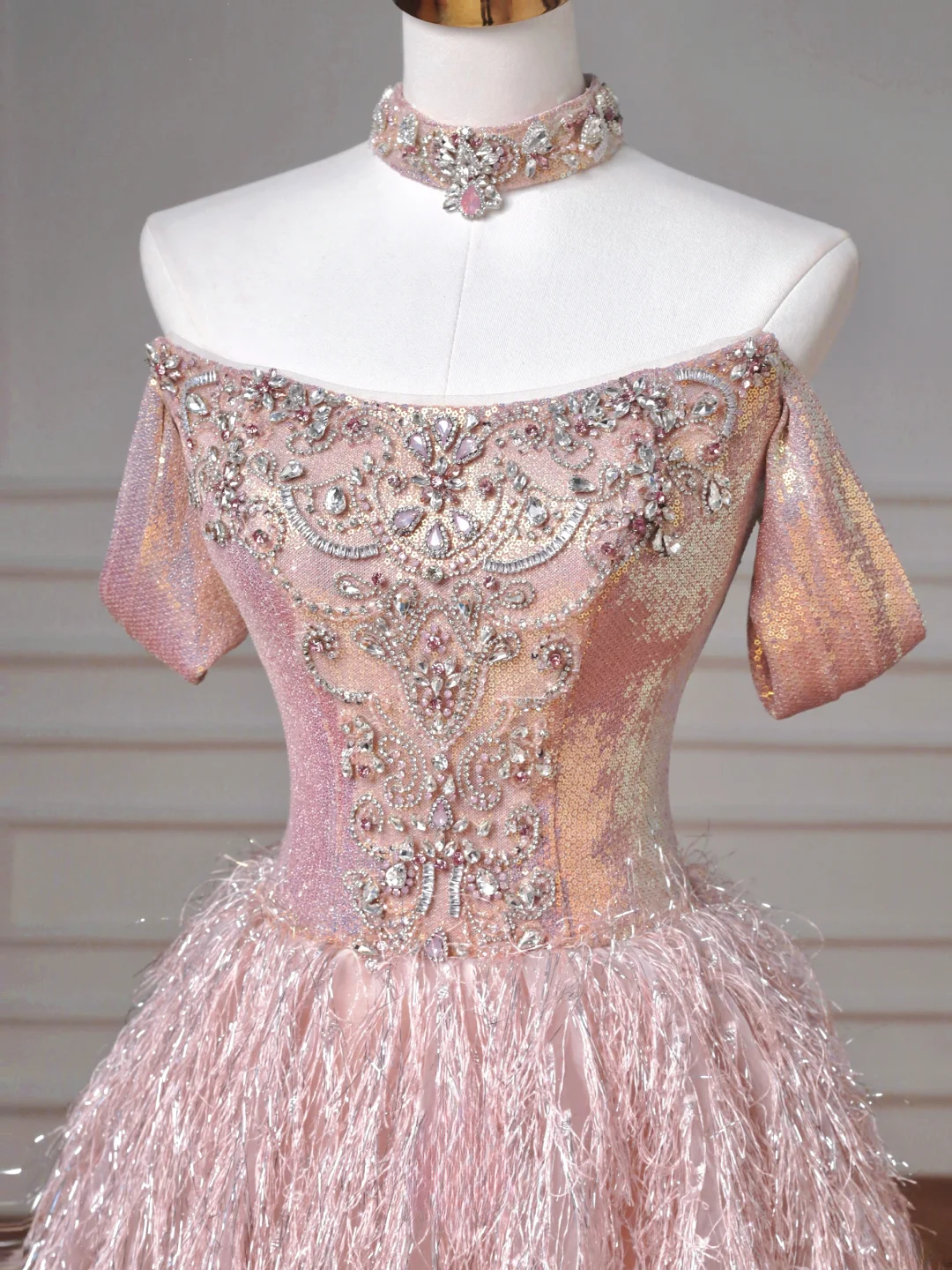 Robe de bal féérique bustier en tulle rose ornée de pierres précieuses, longue, élégante et perlée, idéale pour un bal de promo, une soirée ou un dîner (AQ082)
