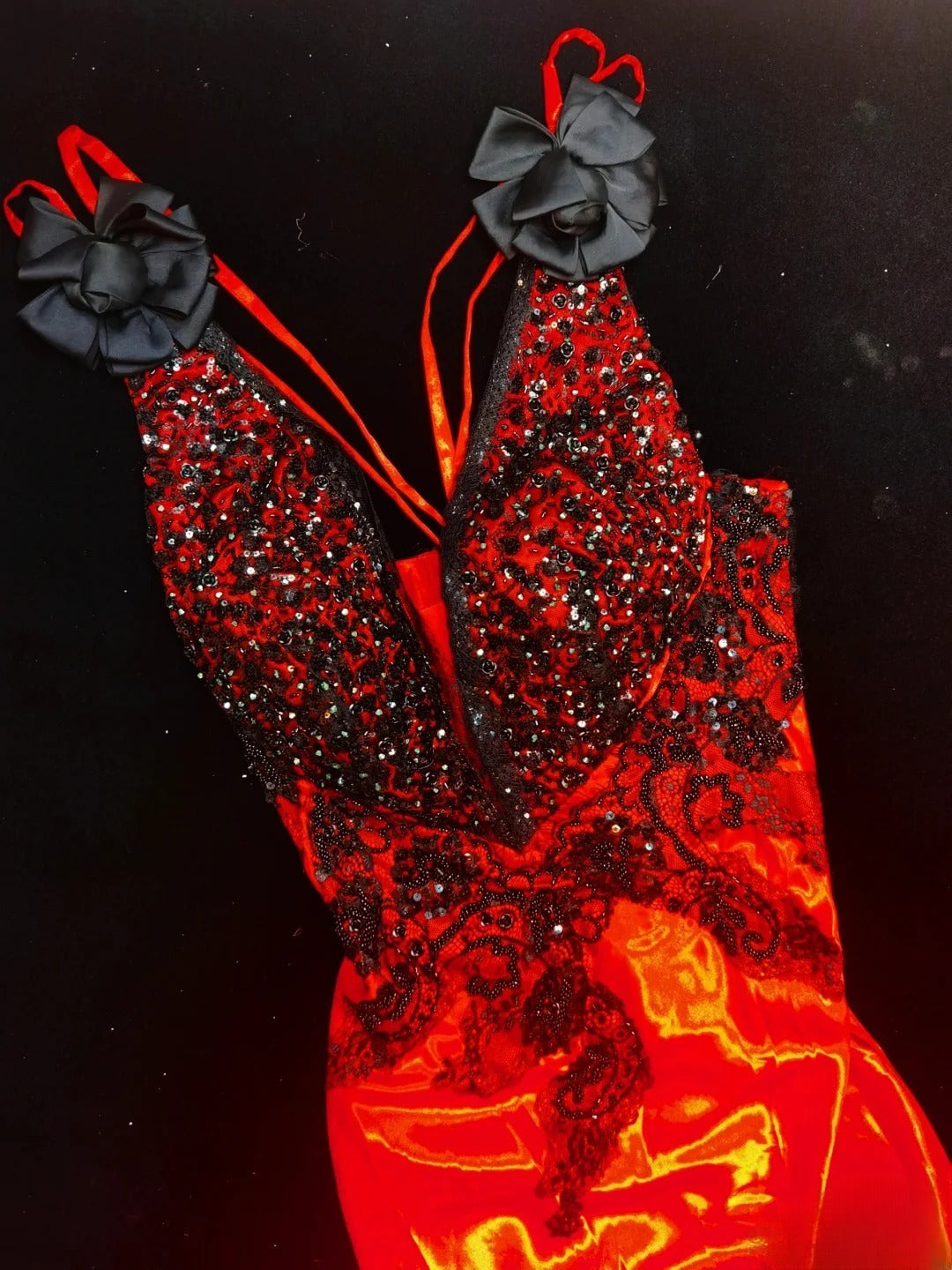 Robe de soirée longue sans manches, col en V, en satin rouge et dentelle noire, style sirène, inspiration pour bal de fin d'année AS082