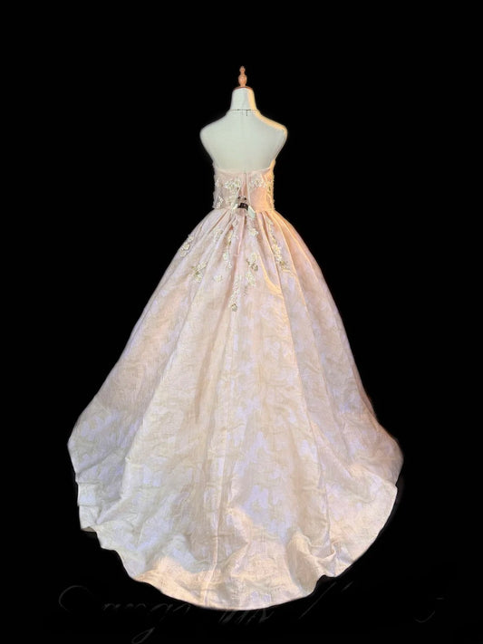 Prinzessin Ballkleid Trägerlos Hellrosa Ärmellos Mit Spitze Langes Quinceañera Kleid vestido de 15 de cenicienta RB3476