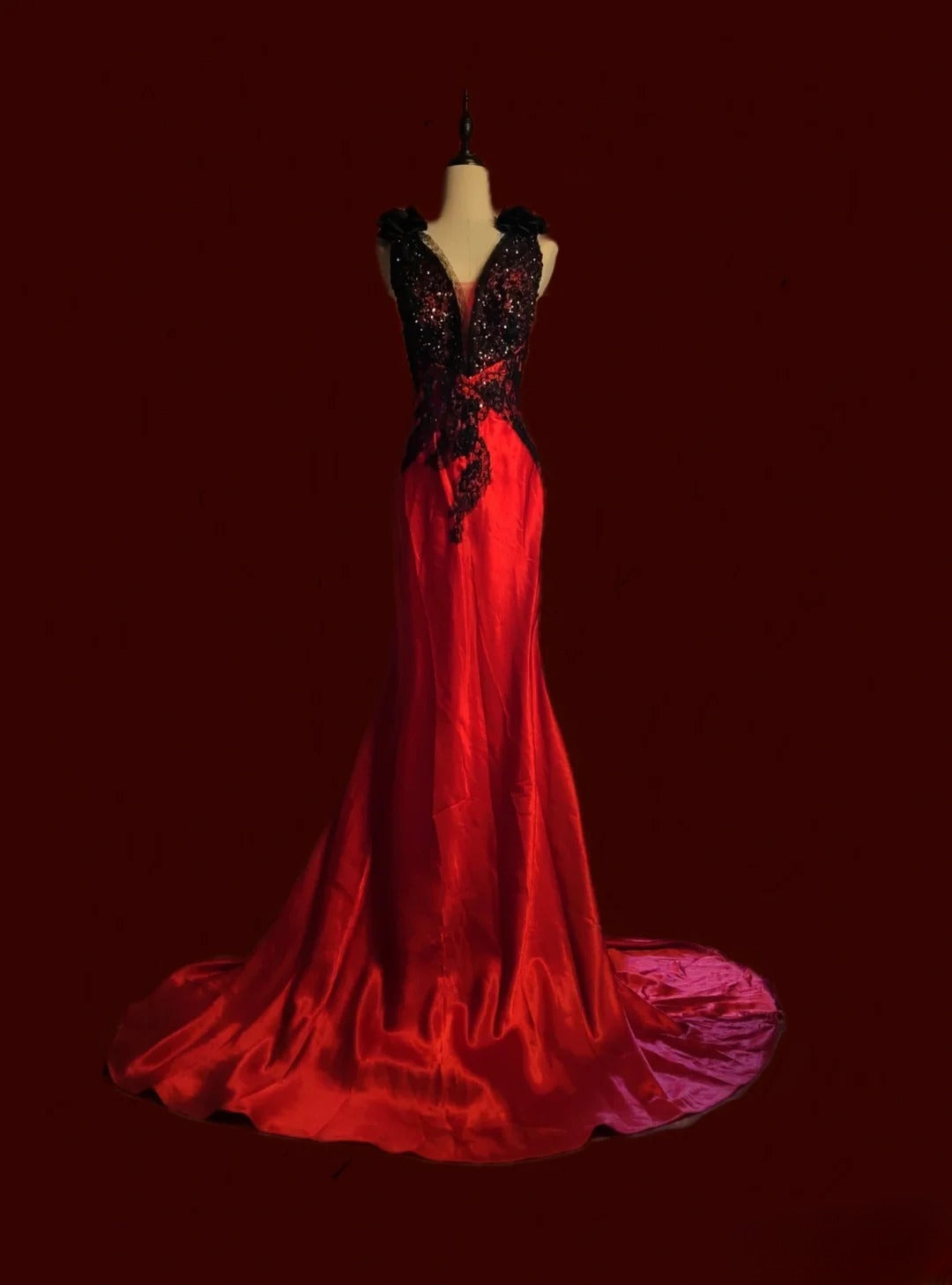 Robe de soirée longue sans manches, col en V, en satin rouge et dentelle noire, style sirène, inspiration pour bal de fin d'année AS082