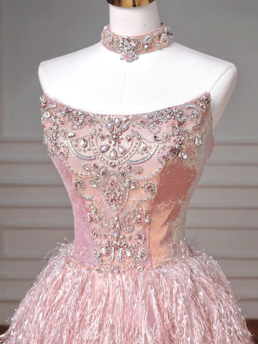 Robe de bal féérique bustier en tulle rose ornée de pierres précieuses, longue, élégante et perlée, idéale pour un bal de promo, une soirée ou un dîner (AQ082)