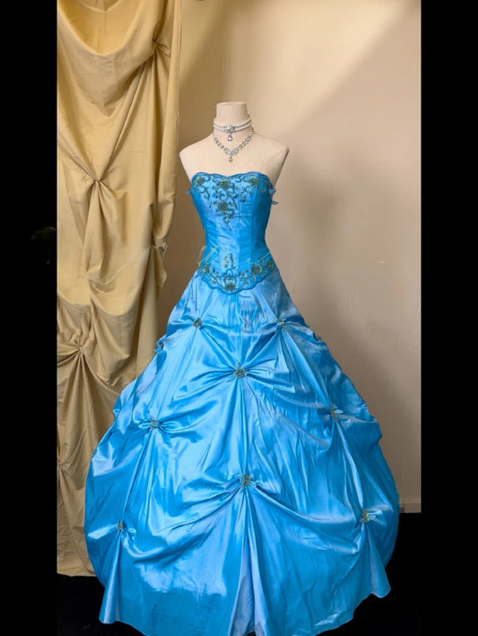 Prinzessin Ballkleid Trägerlos Blau Ärmellos mit Perlenstickerei Langes Quinceanera Kleid vestido de 15 de cenicienta RB3477