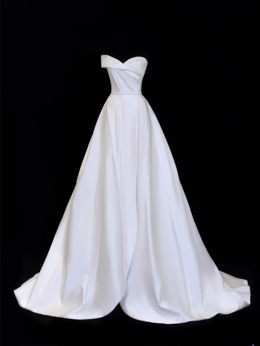 Elegantes, langes, weißes Ballkleid mit Herzausschnitt und plissierten Ärmeln (Modell SA083)