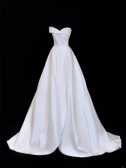 Elegantes, langes, weißes Ballkleid mit Herzausschnitt und plissierten Ärmeln (Modell SA083)