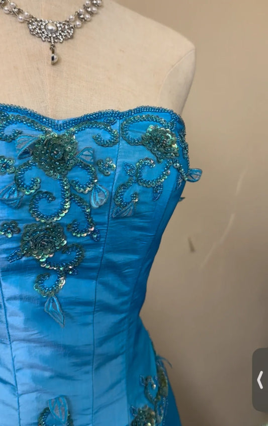 Prinzessin Ballkleid Trägerlos Blau Ärmellos mit Perlenstickerei Langes Quinceanera Kleid vestido de 15 de cenicienta RB3477