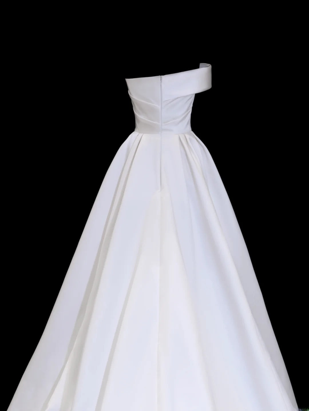 Elegantes, langes, weißes Ballkleid mit Herzausschnitt und plissierten Ärmeln (Modell SA083)