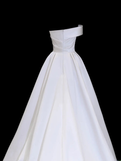 Elegantes, langes, weißes Ballkleid mit Herzausschnitt und plissierten Ärmeln (Modell SA083)