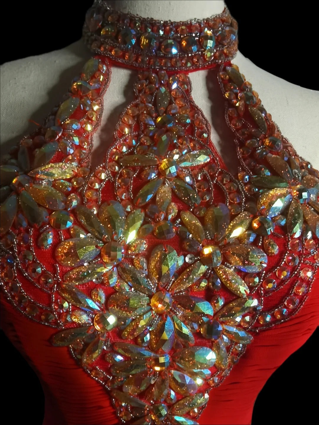 Robe de bal longue classique rouge en mousseline, sans manches, coupe trapèze, ornée de perles, style dos nu, pour les élèves de terminale (AS084)
