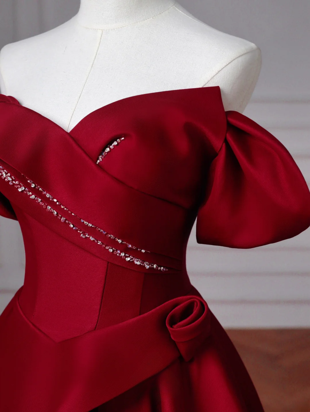 Robe de bal élégante à épaules dénudées en satin bordeaux, longue et habillée, idéale pour un bal de fin d'année ou une soirée. AQ086