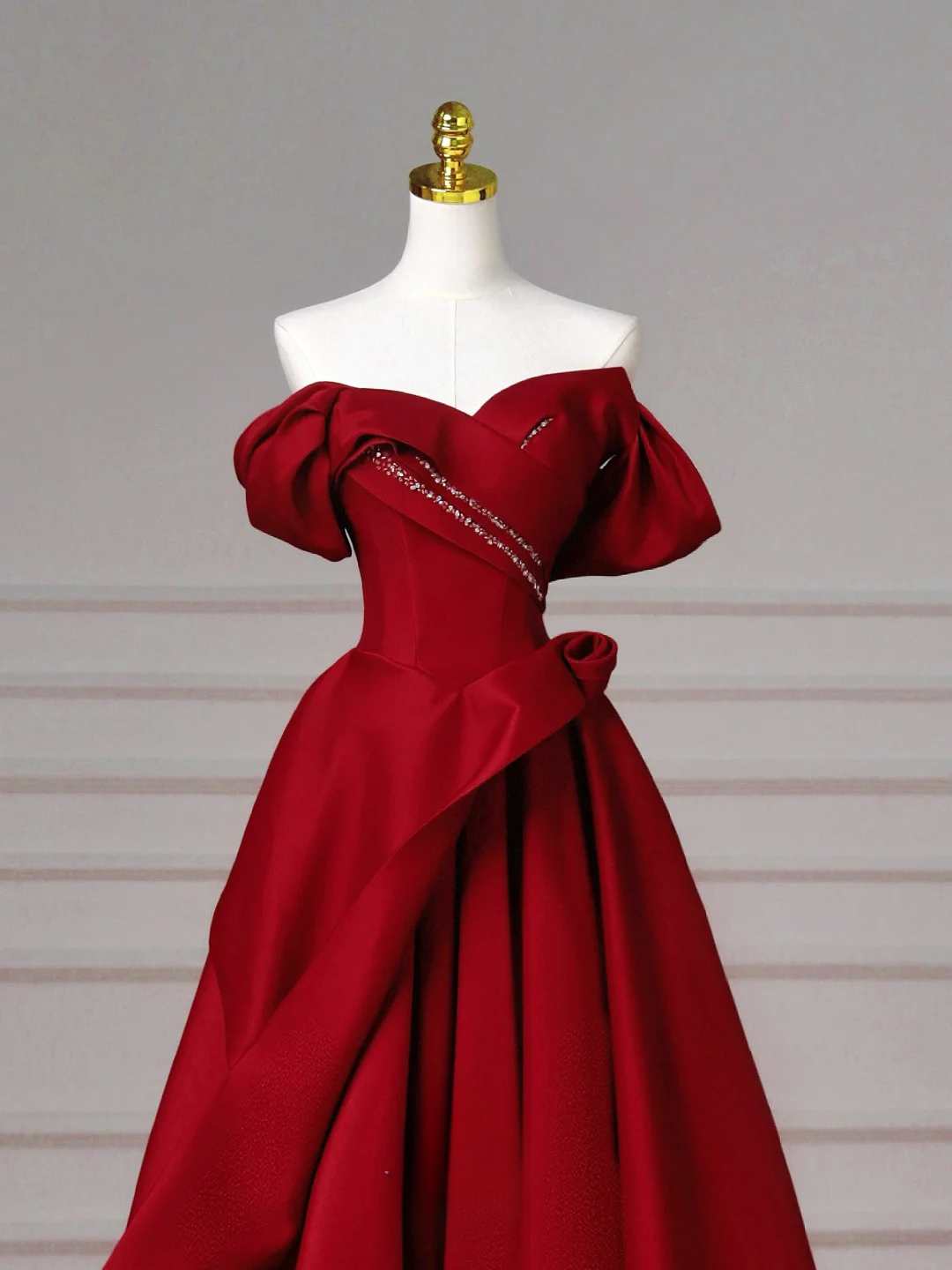 Robe de bal élégante à épaules dénudées en satin bordeaux, longue et habillée, idéale pour un bal de fin d'année ou une soirée. AQ086