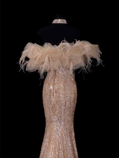 Elegantes, schlichtes Ballkleid im Meerjungfrauen-Stil mit Herzausschnitt, Goldperlen und Pailletten, langem Cape mit Schlitz – ein echter Hingucker! SA086