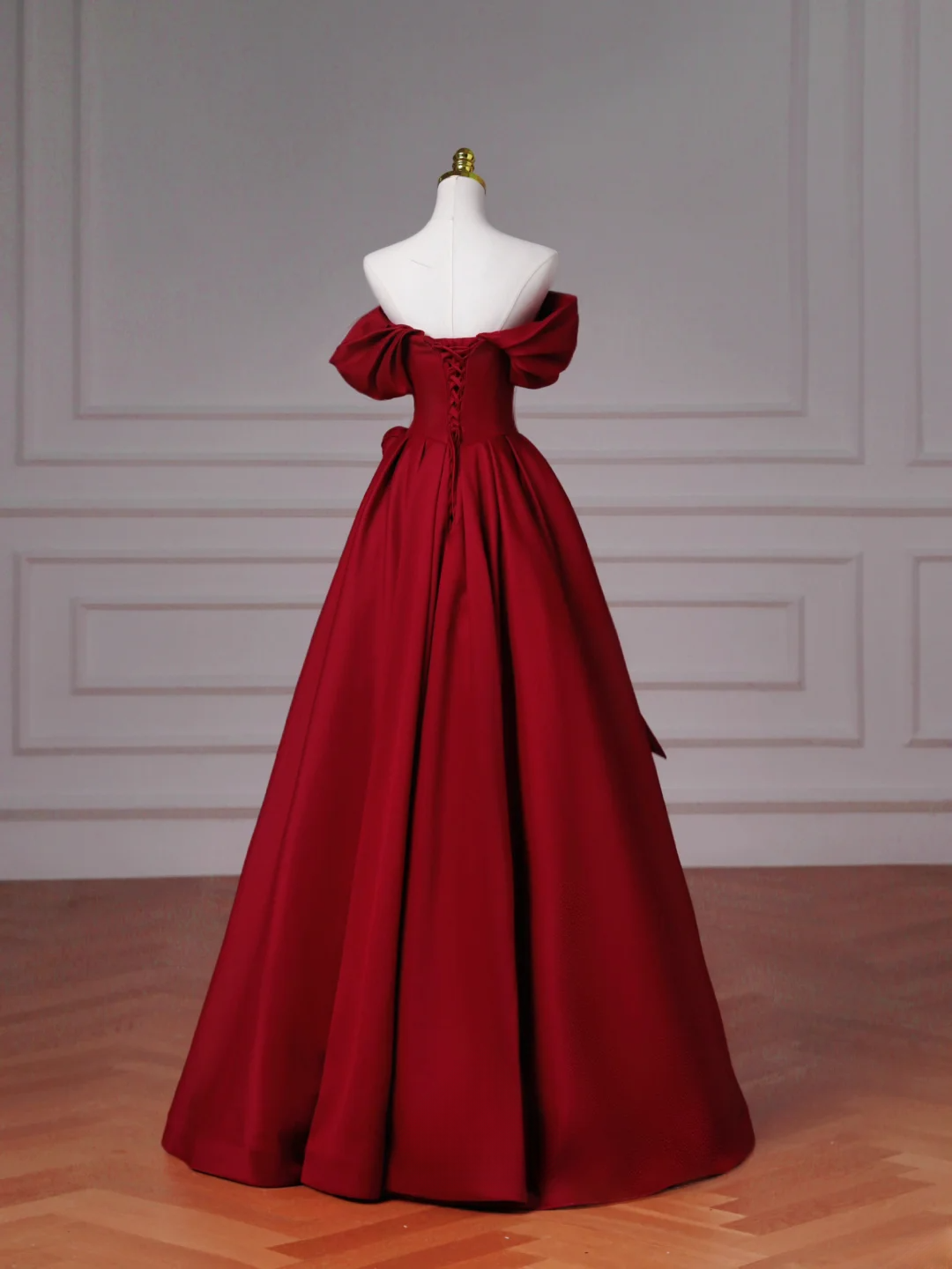 Robe de bal élégante à épaules dénudées en satin bordeaux, longue et habillée, idéale pour un bal de fin d'année ou une soirée. AQ086