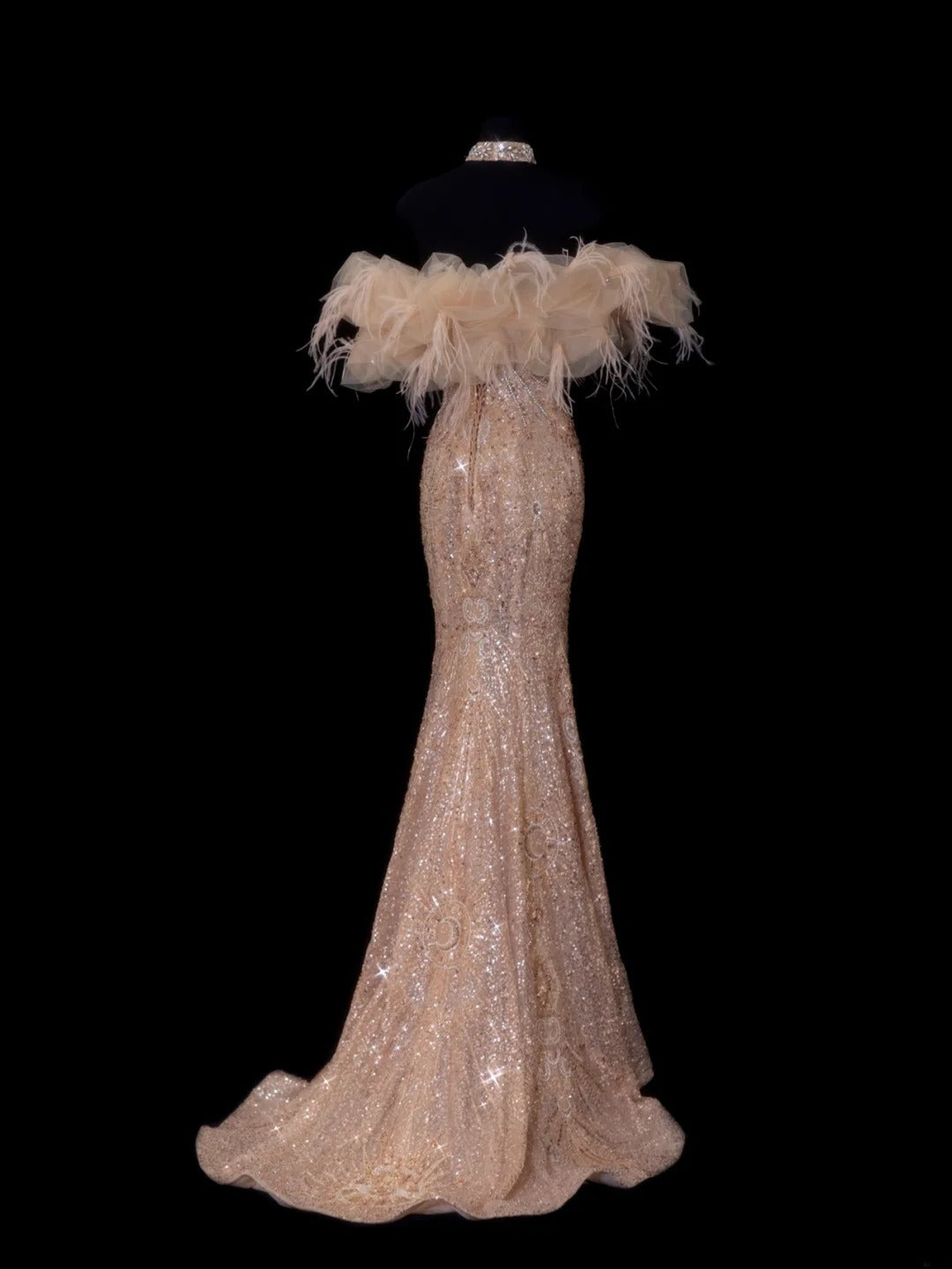 Elegantes, schlichtes Ballkleid im Meerjungfrauen-Stil mit Herzausschnitt, Goldperlen und Pailletten, langem Cape mit Schlitz – ein echter Hingucker! SA086