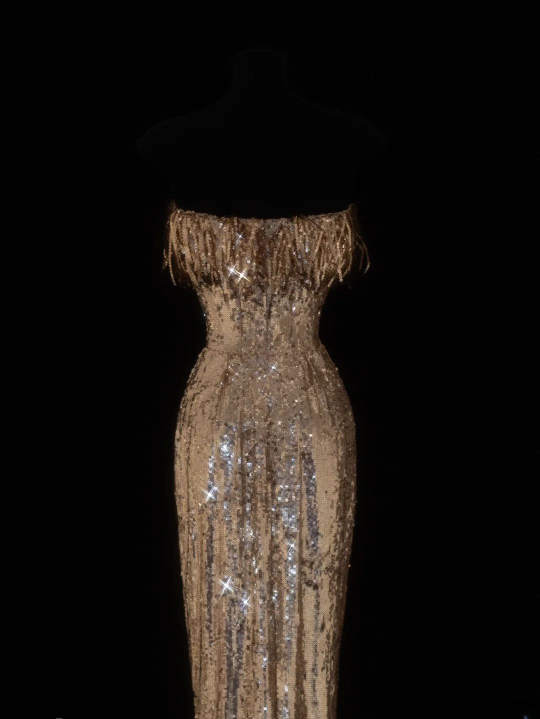 Elegantes, trägerloses Etuikleid im Stil der 1950er Jahre mit goldenen Pailletten – ein beeindruckendes langes Ballkleid oder Abendkleid SA087