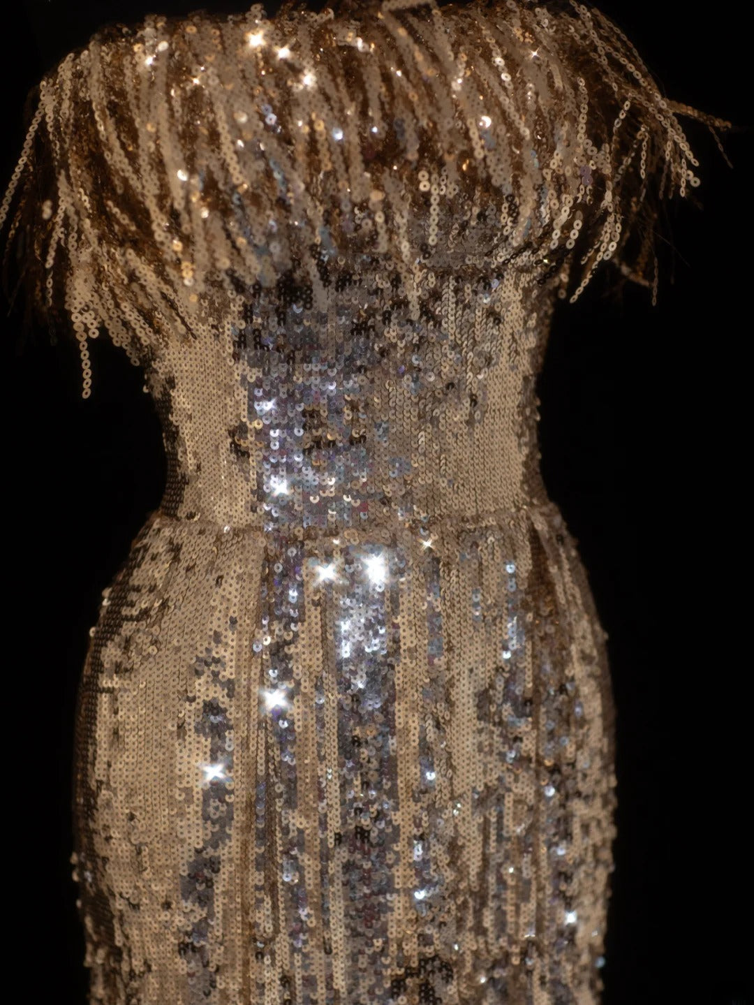 Elegantes, trägerloses Etuikleid im Stil der 1950er Jahre mit goldenen Pailletten – ein beeindruckendes langes Ballkleid oder Abendkleid SA087