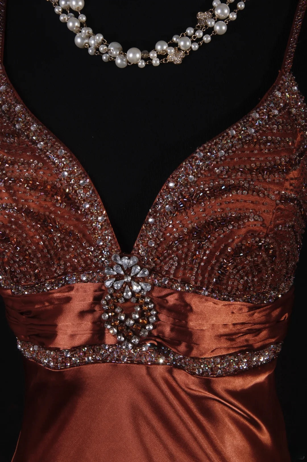 Vintage Meerjungfrauen-Partykleid aus orangefarbenem Satin mit Spaghettiträgern und Perlen im eleganten 50er-Jahre-Retro-Stil, ideal für Geburtstage, Dinner oder Abschlussball (AS088)