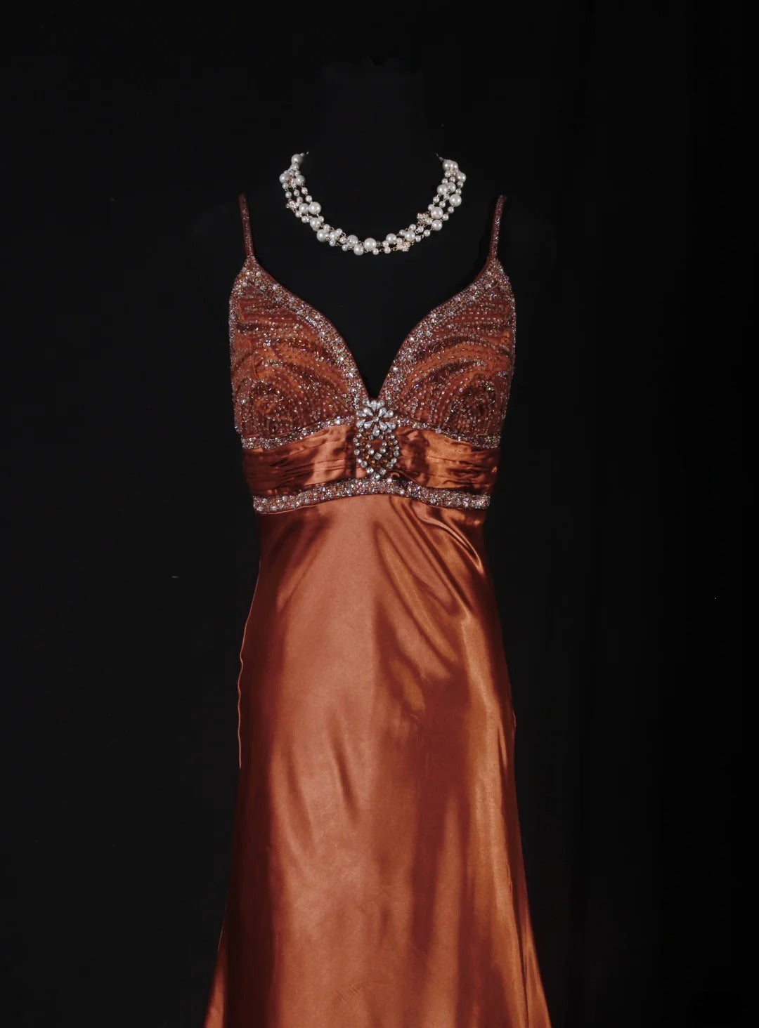 Vintage Meerjungfrauen-Partykleid aus orangefarbenem Satin mit Spaghettiträgern und Perlen im eleganten 50er-Jahre-Retro-Stil, ideal für Geburtstage, Dinner oder Abschlussball (AS088)
