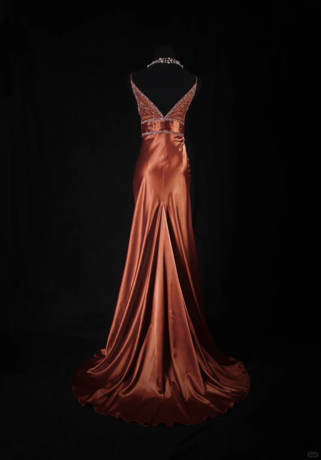 Vintage Meerjungfrauen-Partykleid aus orangefarbenem Satin mit Spaghettiträgern und Perlen im eleganten 50er-Jahre-Retro-Stil, ideal für Geburtstage, Dinner oder Abschlussball (AS088)