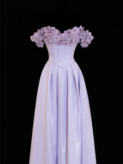 Robe de bal sobre et élégante, coupe trapèze, épaules dénudées, inspiration lilas et fleurs, manches longues, modèle SA089