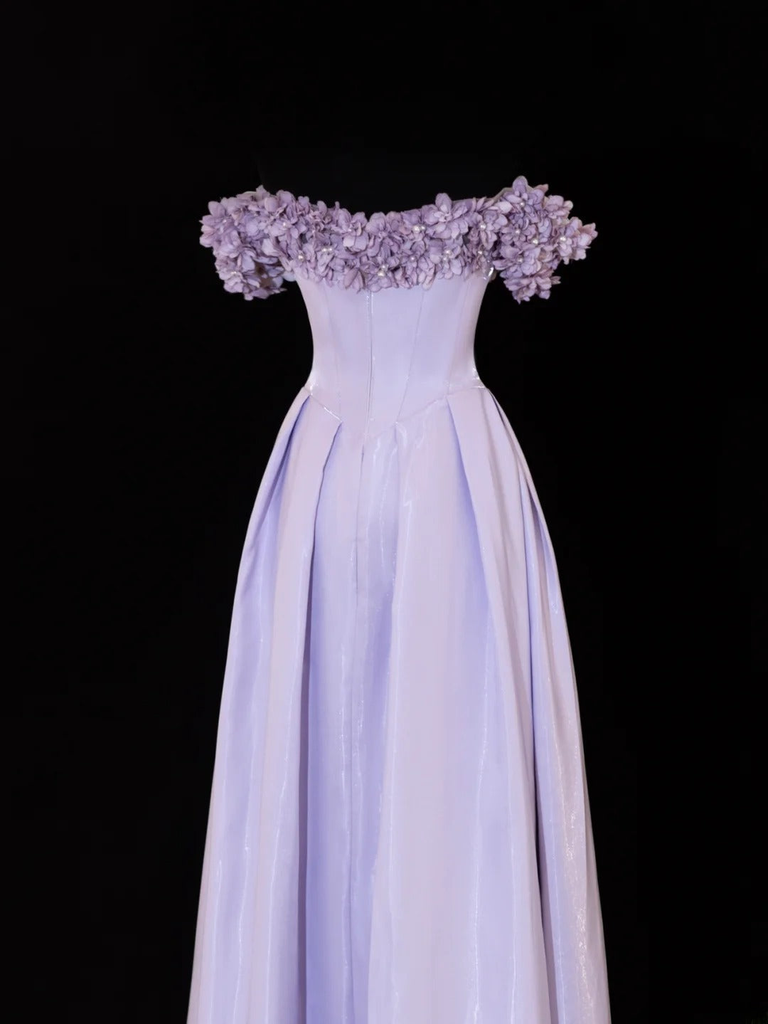 Robe de bal sobre et élégante, coupe trapèze, épaules dénudées, inspiration lilas et fleurs, manches longues, modèle SA089