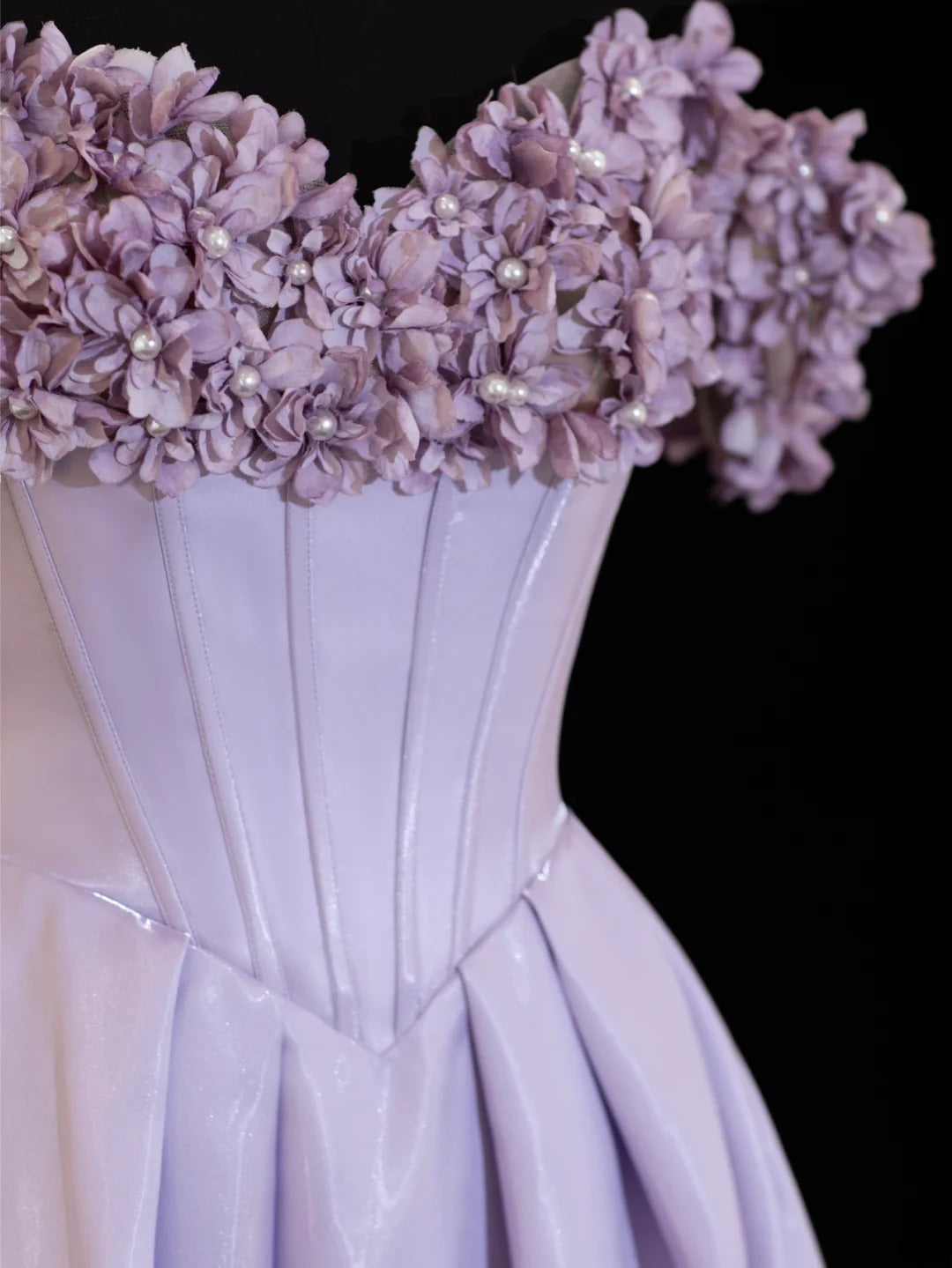 Robe de bal sobre et élégante, coupe trapèze, épaules dénudées, inspiration lilas et fleurs, manches longues, modèle SA089
