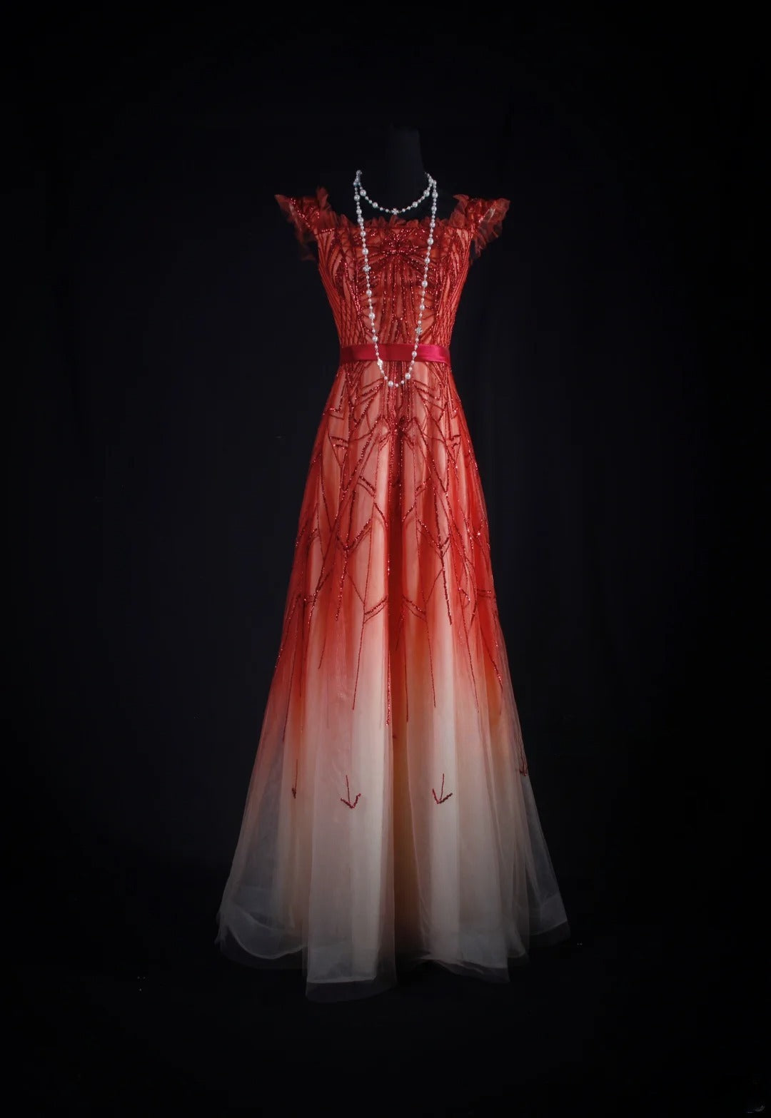 Vintage A-Linien-Partykleid aus rotem Tüll mit eckigem Ausschnitt und Perlen im eleganten Retro-Stil der 1950er Jahre – perfekt für Geburtstage, Dinner oder Abschlussball (AS090)