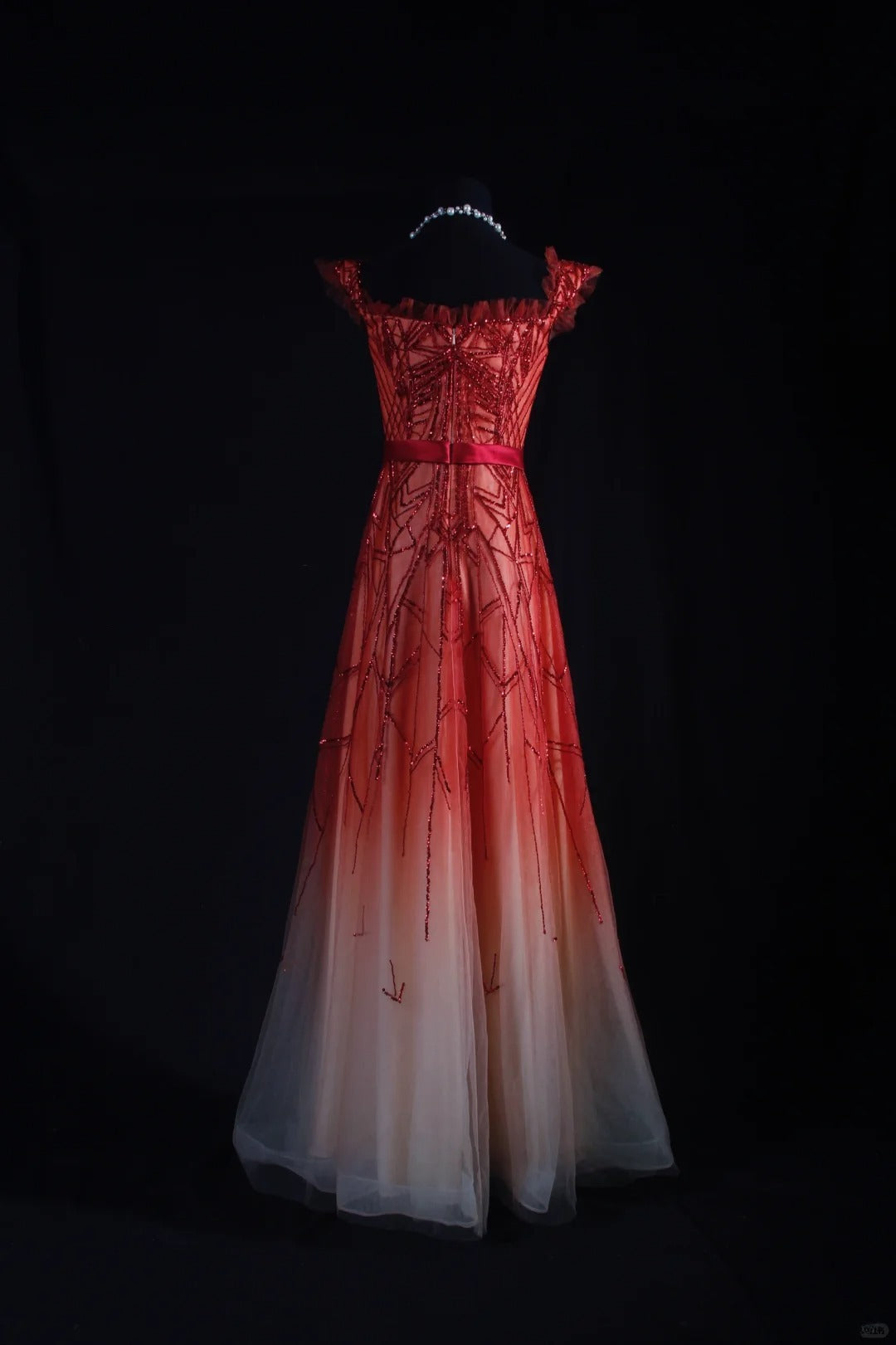 Vintage A-Linien-Partykleid aus rotem Tüll mit eckigem Ausschnitt und Perlen im eleganten Retro-Stil der 1950er Jahre – perfekt für Geburtstage, Dinner oder Abschlussball (AS090)