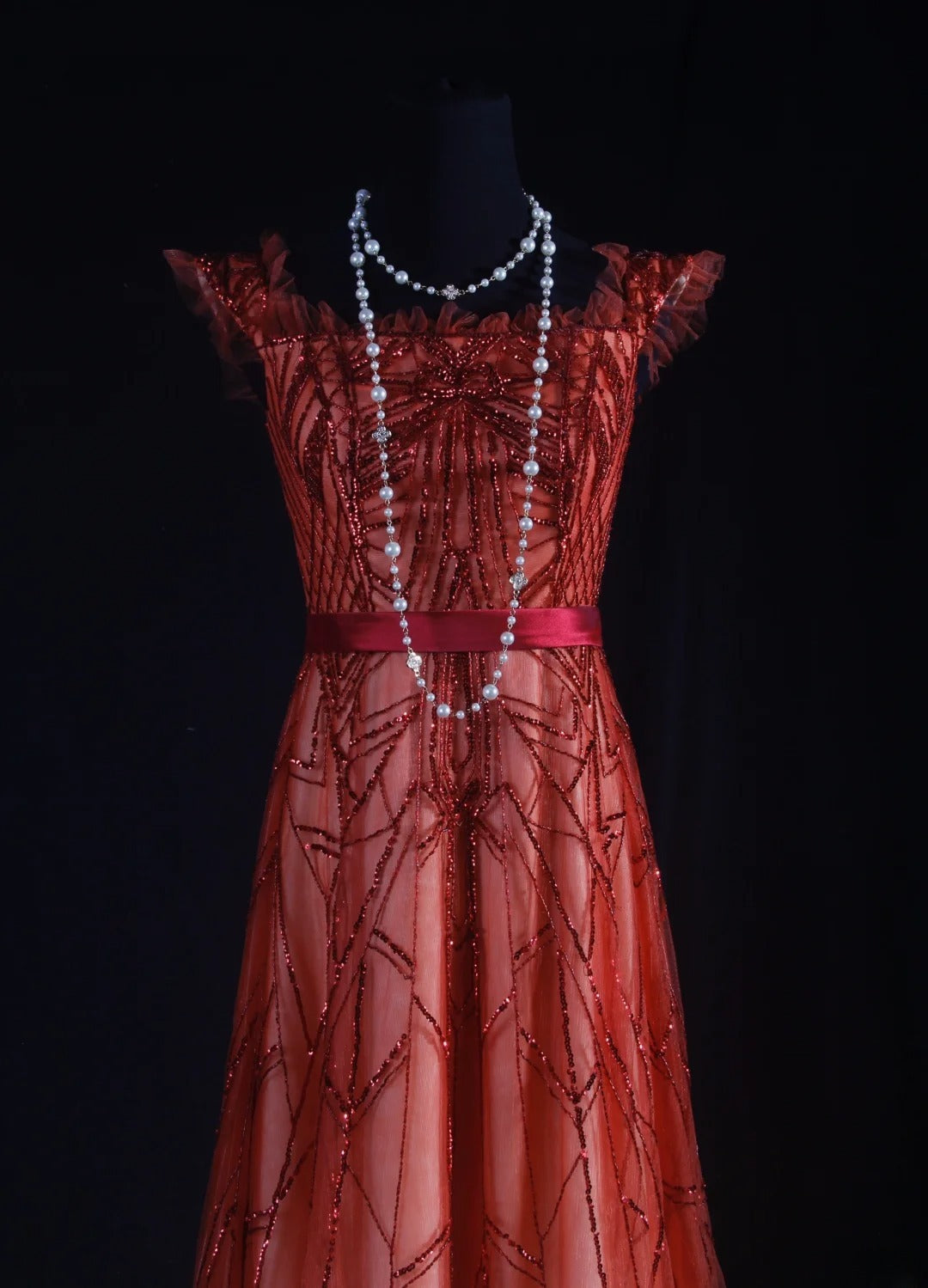 Vintage A-Linien-Partykleid aus rotem Tüll mit eckigem Ausschnitt und Perlen im eleganten Retro-Stil der 1950er Jahre – perfekt für Geburtstage, Dinner oder Abschlussball (AS090)