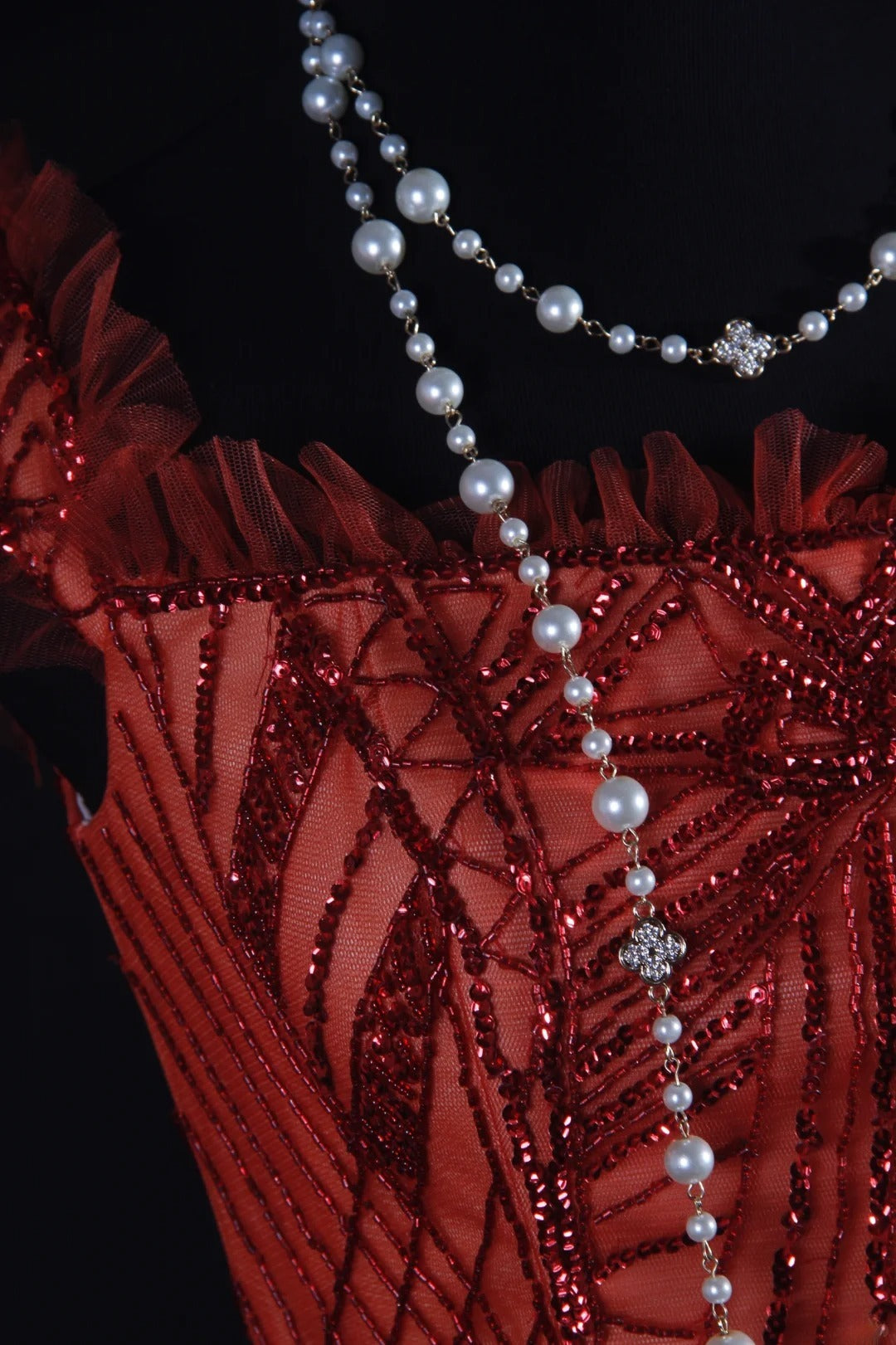 Vintage A-Linien-Partykleid aus rotem Tüll mit eckigem Ausschnitt und Perlen im eleganten Retro-Stil der 1950er Jahre – perfekt für Geburtstage, Dinner oder Abschlussball (AS090)