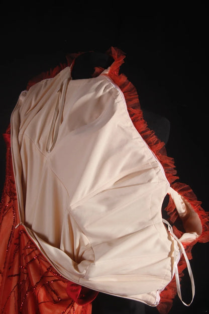 Vintage A-Linien-Partykleid aus rotem Tüll mit eckigem Ausschnitt und Perlen im eleganten Retro-Stil der 1950er Jahre – perfekt für Geburtstage, Dinner oder Abschlussball (AS090)