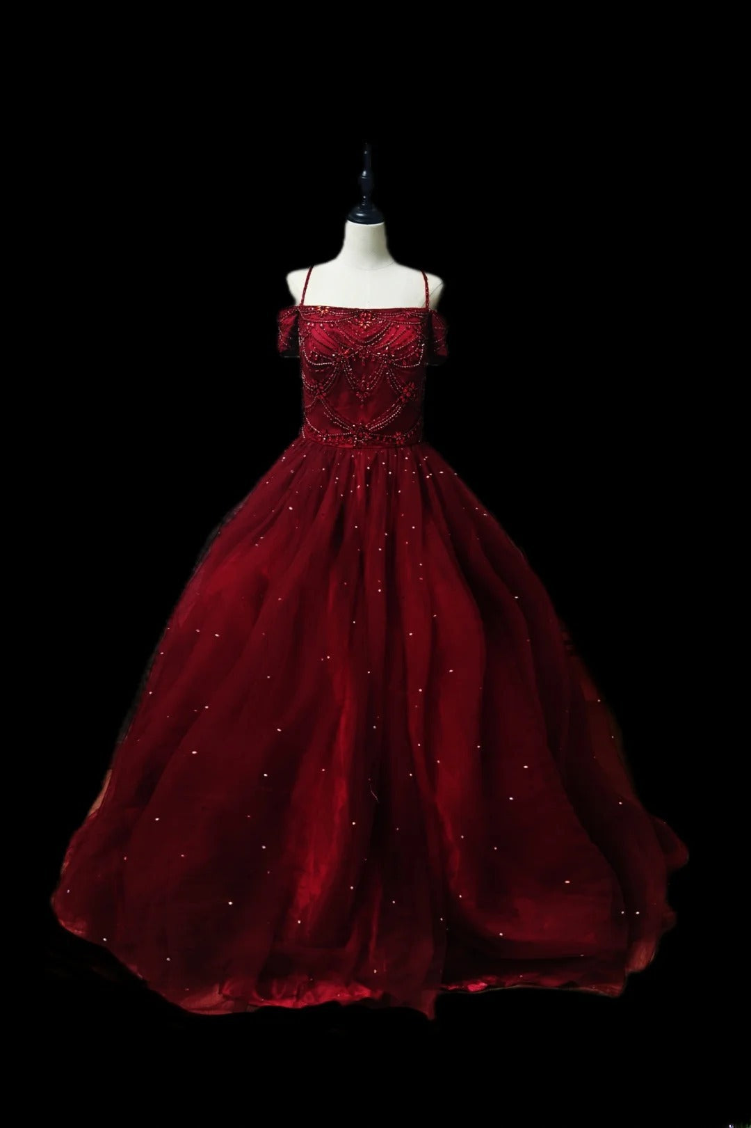 Robe de bal classique bordeaux à bretelles spaghetti, sans manches, en tulle ornée de perles, idéale pour les soirées de fin d'études (AS091)